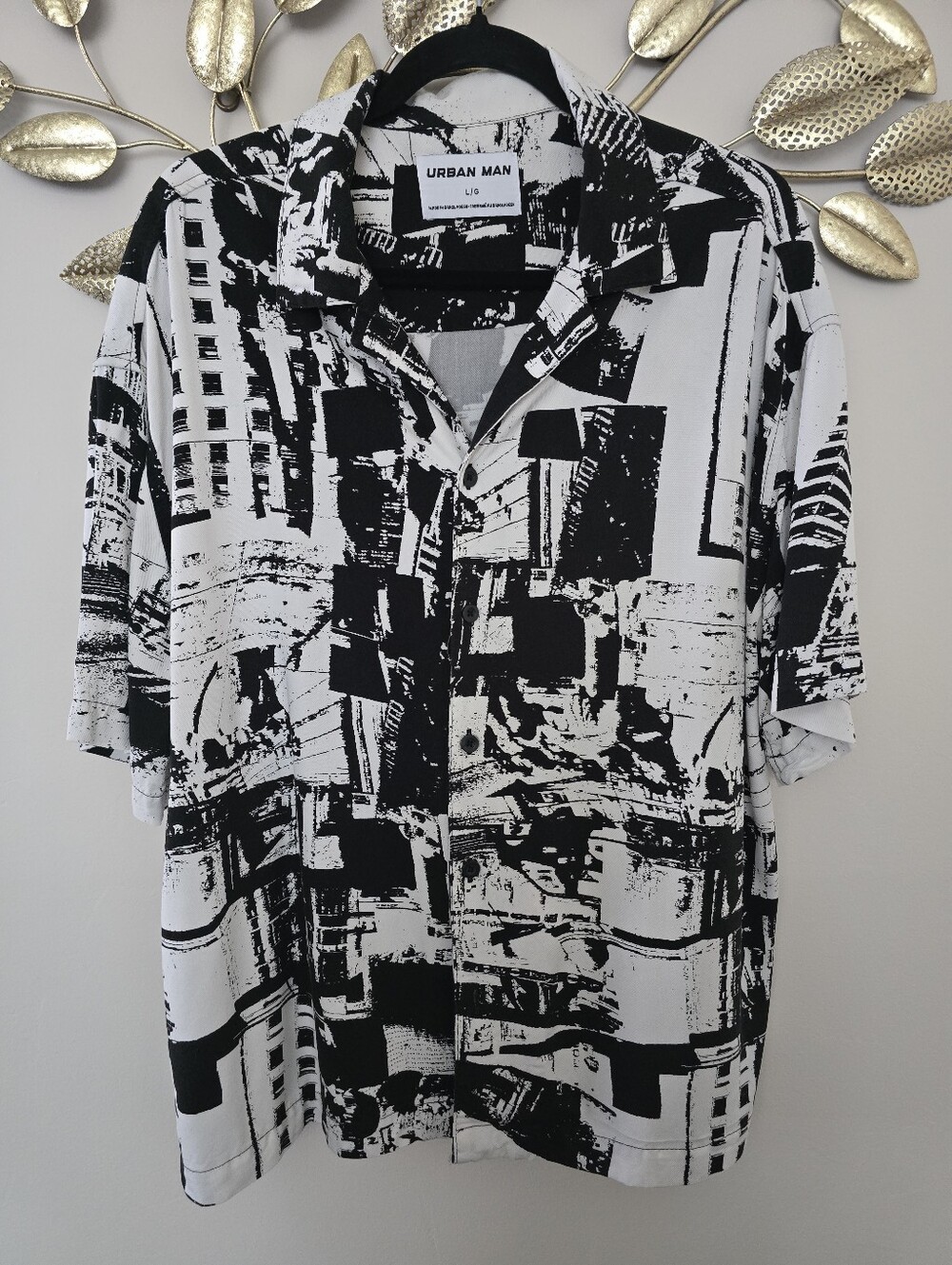 Urban Outfitters Man Black & White Abstract Graphic Short-Sleeve Button Shirt L